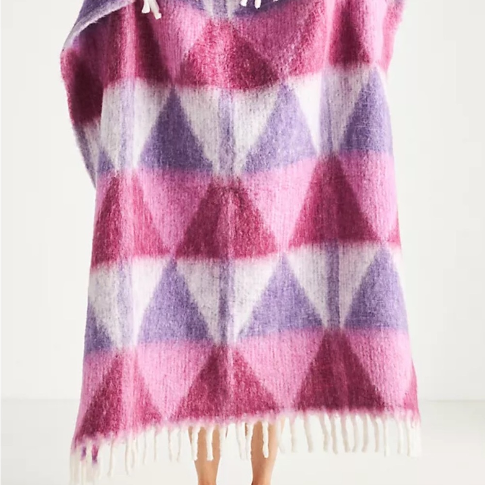 Cocoon fringe throw blanket NWT